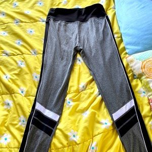 Leggings with black and white chevron design